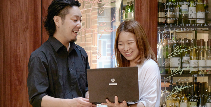 Uレジ FOODの導入事例1 飲食店「道玄坂バル克ッHANAR」インタビュー写真